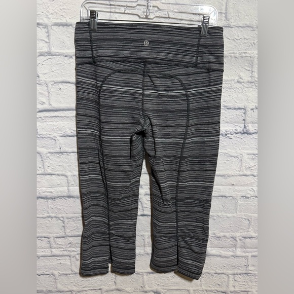 Lululemon Gather & Crow Crop II Capri Leggings, Black & White, Size 10 - Picture 4 of 7